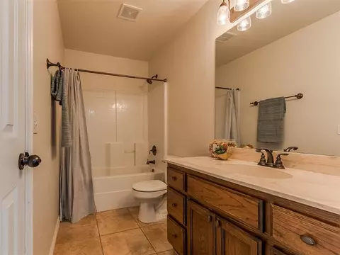 Bath - 2000 Pelham Dr, Norman, OK 73071 photo 1 of 5
