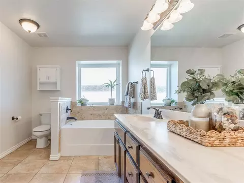 Bath - 2000 Pelham Dr, Norman, OK 73071 photo 5 of 5