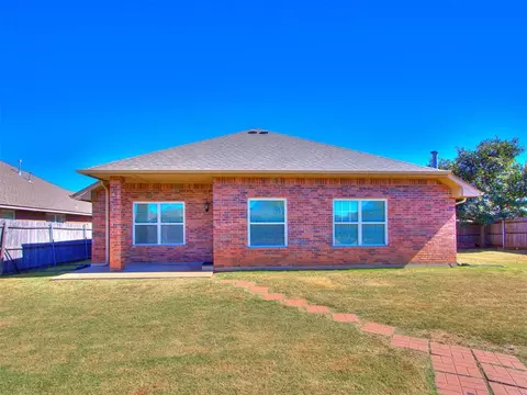 Exterior - 2000 Pelham Dr, Norman, OK 73071 photo 4 of 4