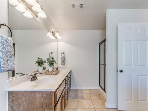 Bath - 2000 Pelham Dr, Norman, OK 73071 photo 4 of 5