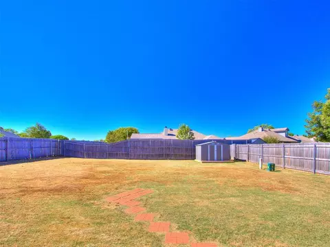 Exterior - 2000 Pelham Dr, Norman, OK 73071 photo 3 of 4