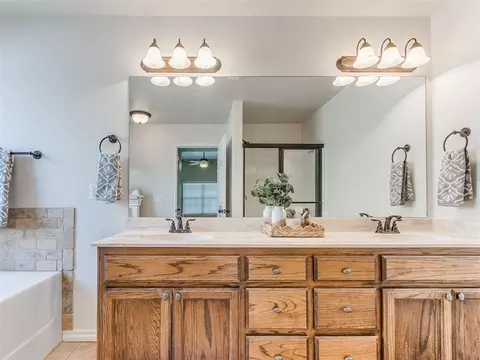 Bath - 2000 Pelham Dr, Norman, OK 73071 photo 3 of 5