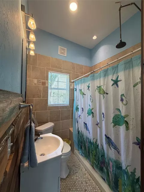 Bath - 333033 E 1065 Rd, Mcloud, OK 74851 photo 1 of 1