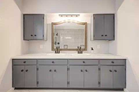 Bath - 4808 N Willow Ave, Bethany, OK 73008 photo 3 of 7