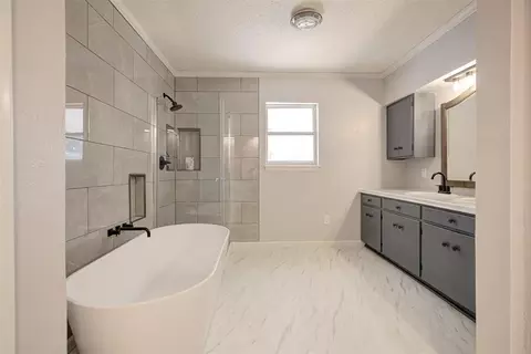 Bath - 4808 N Willow Ave, Bethany, OK 73008 photo 2 of 7