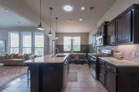 Kitchen - 15905 Tall Grass Dr, Moore, OK 73170 photo 4 of 6