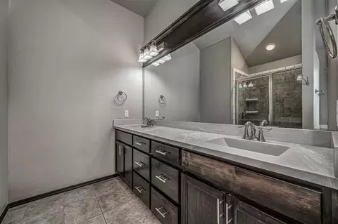 Bath - 15905 Tall Grass Dr, Moore, OK 73170 photo 1 of 4