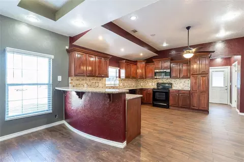 323 N 8th St, Clinton, OK 73601