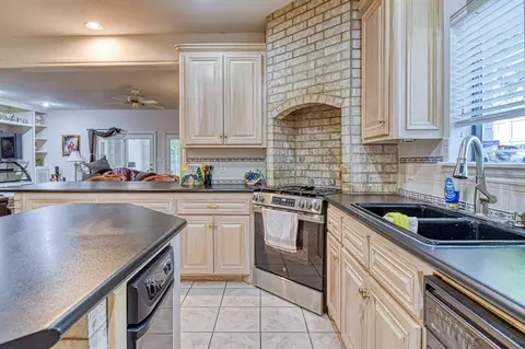 Kitchen - 3617 Hampton Ct, Norman, OK 73072 photo 3 of 4