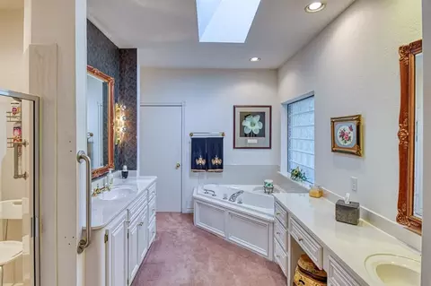 Bath - 3617 Hampton Ct, Norman, OK 73072 photo 2 of 8