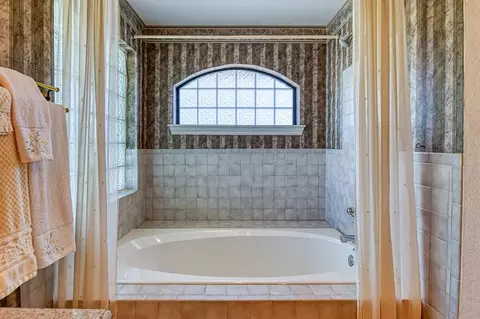 Bath - 3617 Hampton Ct, Norman, OK 73072 photo 8 of 8