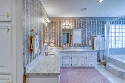 Bath - 3617 Hampton Ct, Norman, OK 73072 photo 6 of 8