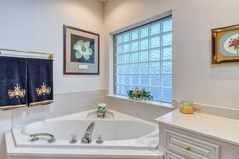Bath - 3617 Hampton Ct, Norman, OK 73072 photo 4 of 8