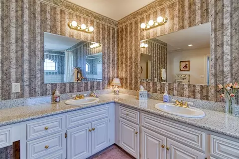 Bath - 3617 Hampton Ct, Norman, OK 73072 photo 7 of 8