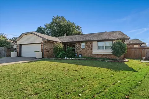 1712 Wood Hollow Ct, Moore, OK 73160