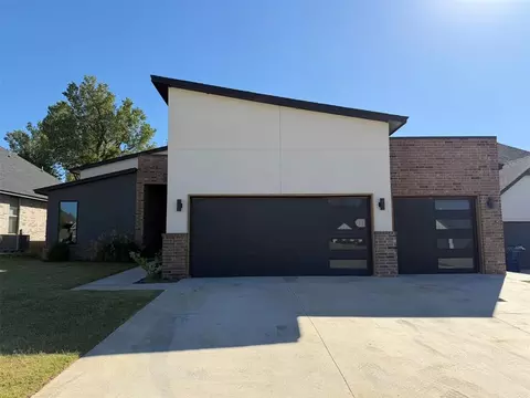 820 E Barajas Ter, Mustang, OK 73064
