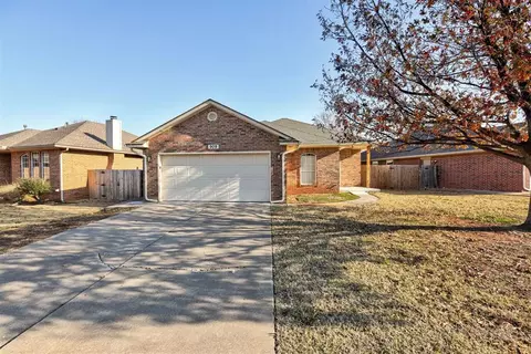 909 Pruett Dr, Edmond, OK 73003