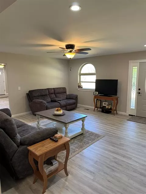 Living - 22526 E 1070 Rd, Clinton, OK 73601 photo 2 of 4