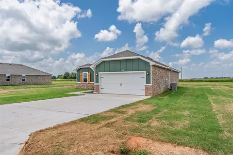 Exterior - 1014 Prairie Dr, Tuttle, OK 73089 photo 2 of 7