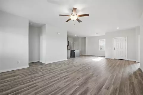 Living - 1014 Prairie Dr, Tuttle, OK 73089 photo 2 of 5