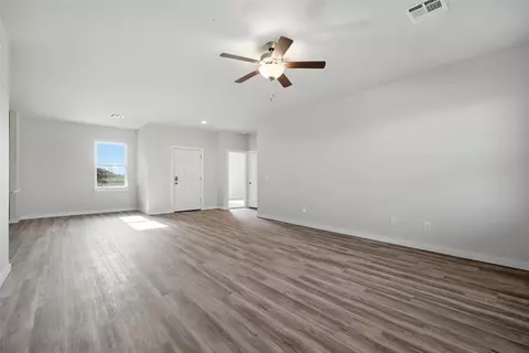 Living - 1014 Prairie Dr, Tuttle, OK 73089 photo 3 of 5