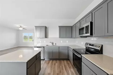 Kitchen - 1014 Prairie Dr, Tuttle, OK 73089 photo 4 of 6