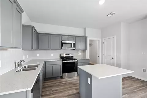 Kitchen - 1014 Prairie Dr, Tuttle, OK 73089 photo 3 of 6