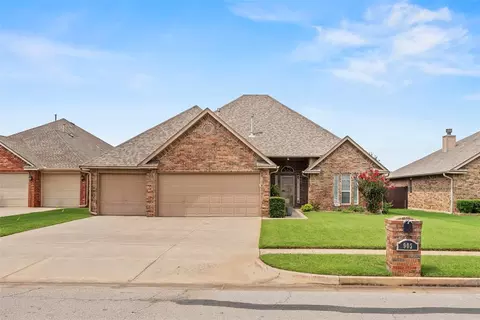 905 SW 41st St, Moore, OK 73160
