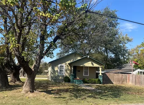 602 NW 1st St, Checotah, OK 74426