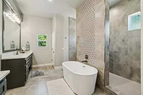 Bath - 3205 Caleb Ct, Moore, OK 73165 photo 4 of 8