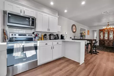 Kitchen - 313 William Dr, Altus, OK 73521 photo 3 of 3