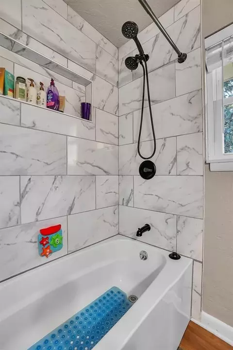 Bath - 313 William Dr, Altus, OK 73521 photo 2 of 3