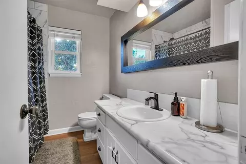 Bath - 313 William Dr, Altus, OK 73521 photo 1 of 3
