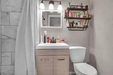 Bath - 313 William Dr, Altus, OK 73521 photo 3 of 3