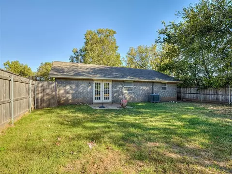 Exterior - 1218 E Boyd St, Norman, OK 73071 photo 2 of 3