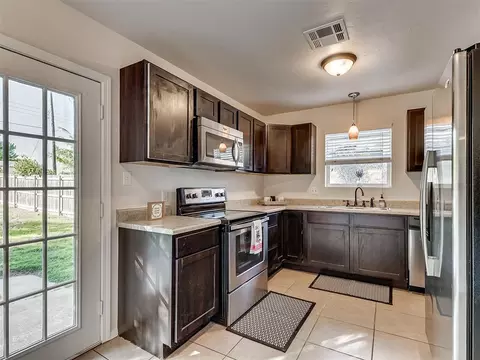 Kitchen - 1218 E Boyd St, Norman, OK 73071 photo 2 of 2