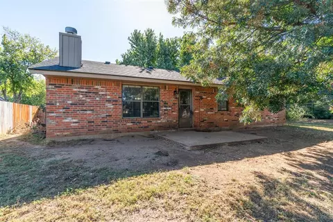 Exterior - 1105 NE Spruce St, Moore, OK 73160 photo 3 of 5