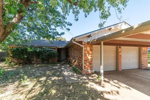 Exterior - 1105 NE Spruce St, Moore, OK 73160 photo 2 of 5