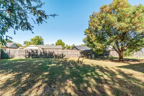 Exterior - 1105 NE Spruce St, Moore, OK 73160 photo 4 of 5
