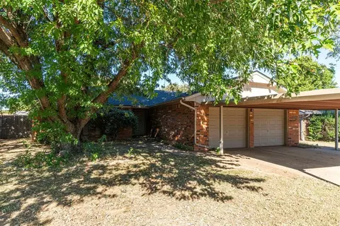 1105 NE Spruce St, Moore, OK 73160
