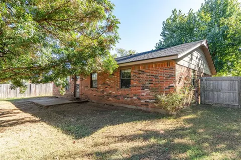 Exterior - 1105 NE Spruce St, Moore, OK 73160 photo 5 of 5