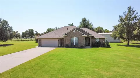 2305 Walnut Dr, Tuttle, OK 73089 photo 2