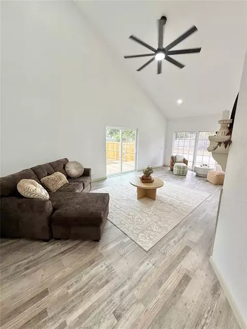 Living - 900 Elm St, Altus, OK 73521 photo 4 of 7