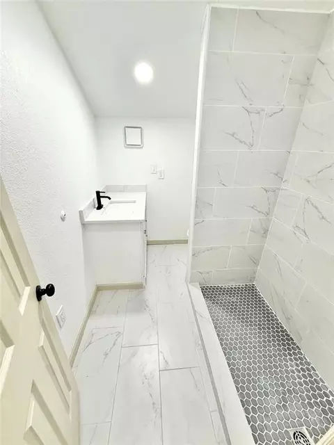 Bath - 900 Elm St, Altus, OK 73521 photo 1 of 3
