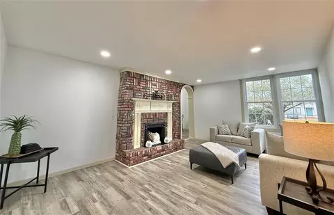 Living - 900 Elm St, Altus, OK 73521 photo 6 of 7