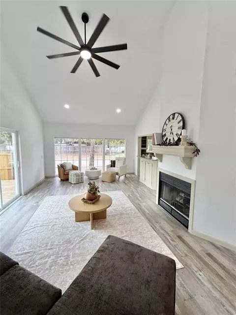 Living - 900 Elm St, Altus, OK 73521 photo 2 of 7