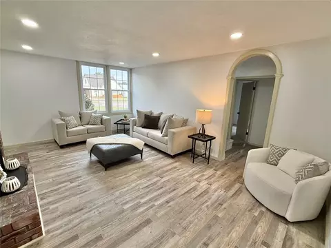 Living - 900 Elm St, Altus, OK 73521 photo 7 of 7