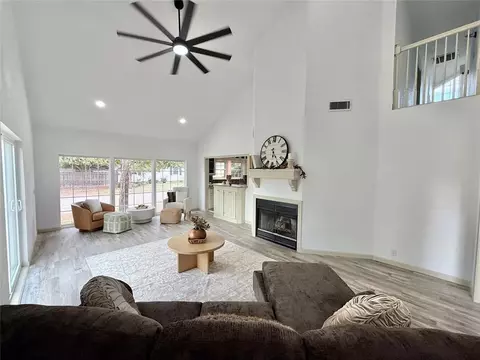 Living - 900 Elm St, Altus, OK 73521 photo 3 of 7