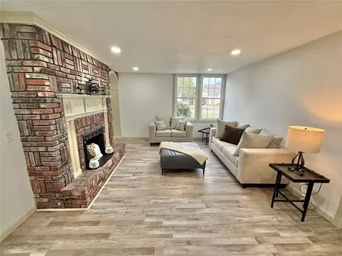Living - 900 Elm St, Altus, OK 73521 photo 5 of 7