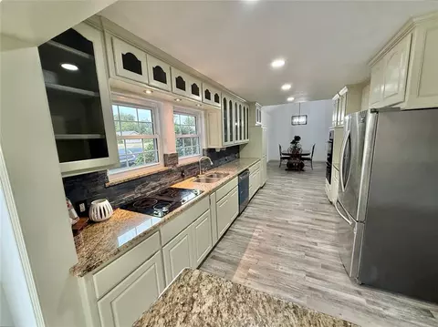 Kitchen - 900 Elm St, Altus, OK 73521 photo 2 of 3